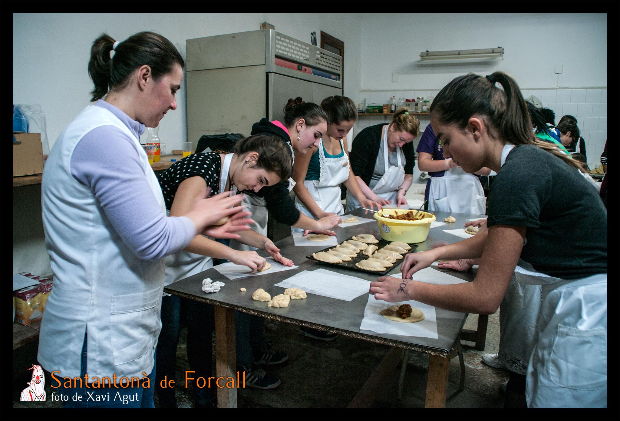 Forn de la Vila - Les dones fan les Pastes als forns del Poble.
